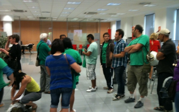 Miembros de la PAH en la Oficina del Banco de Santander.